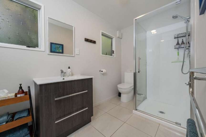 Ein Badezimmer mit Toilette, Waschbecken und Dusche