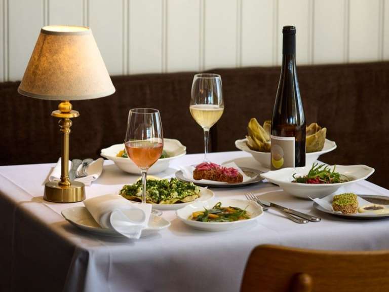 Ein Tisch mit Essen und einer Flasche Wein