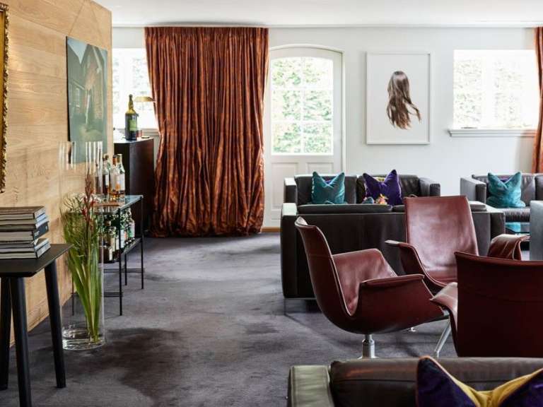 Ein Wohnzimmer mit vielen Möbeln und einem Tisch mit Büchern