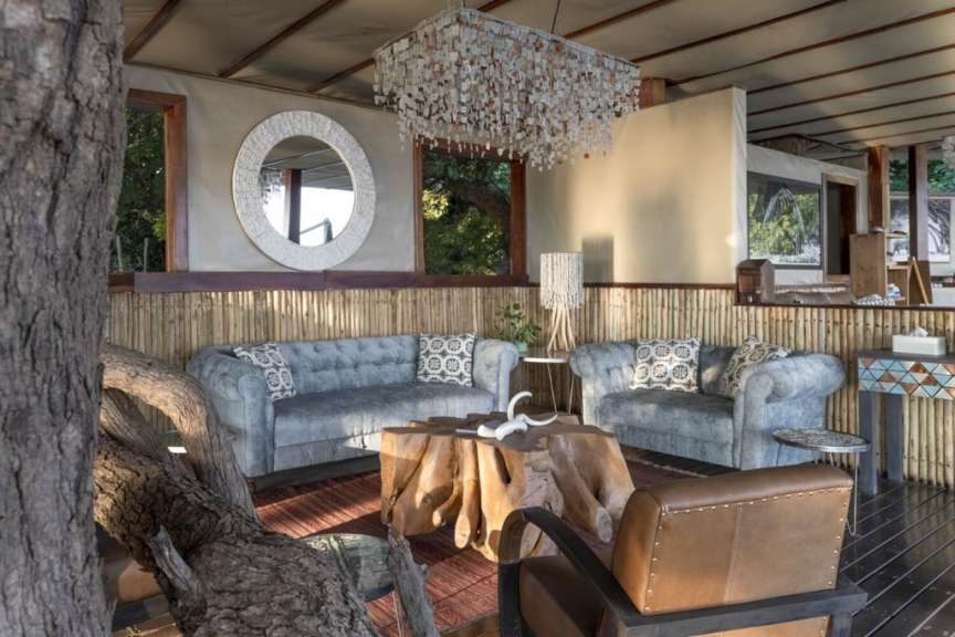 Ein Wohnzimmer mit einer Couch und zwei Stühlen