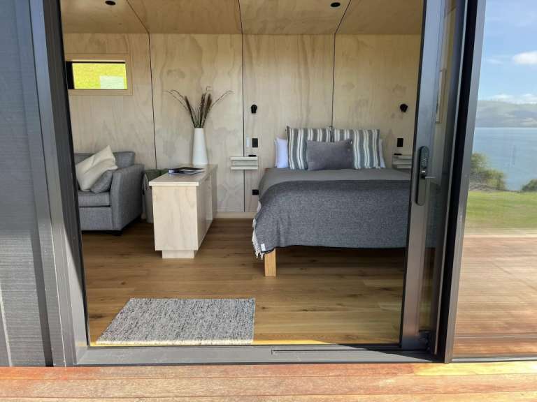 Ein Schlafzimmer mit einem Bett und einem Couchtisch