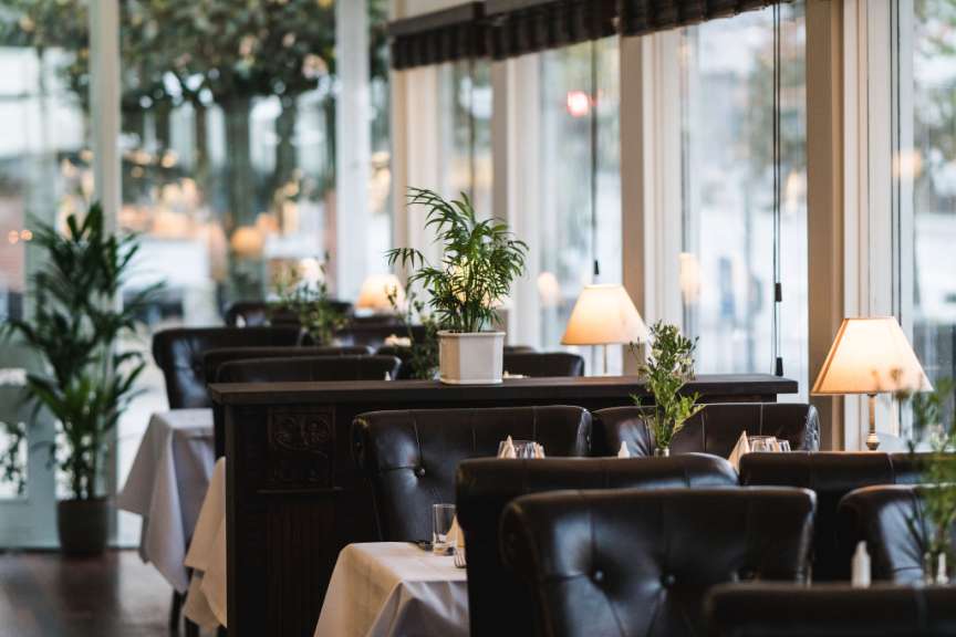 Ein Restaurant mit vielen Stühlen und Tischen