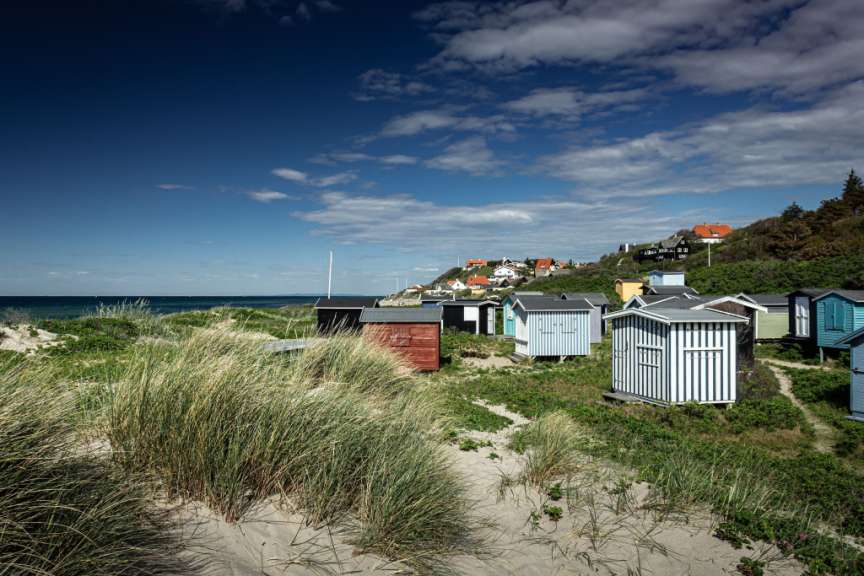 Eine Reihe von bunten Strandhütten am Strand
