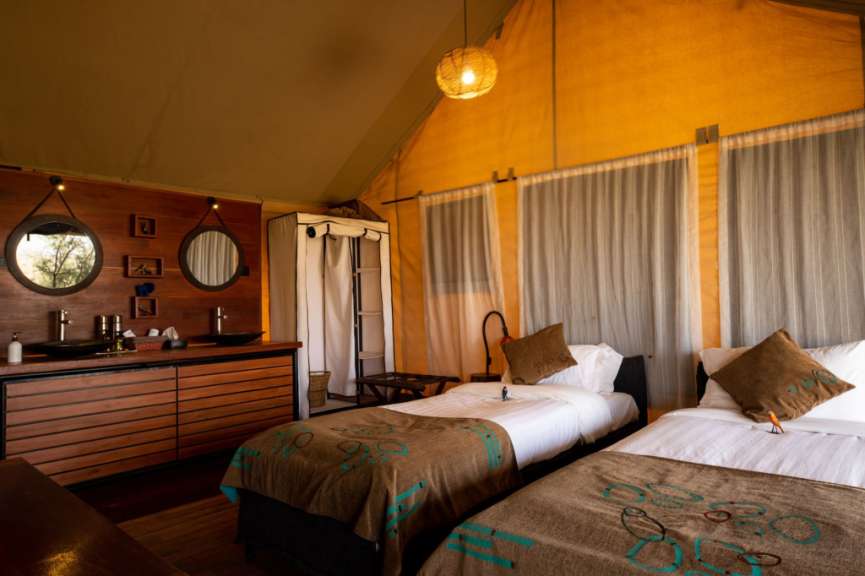 Ein Schlafzimmer mit zwei Betten und einem Waschbecken