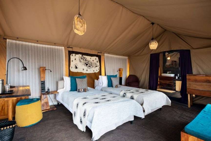 Ein Schlafzimmer mit zwei Betten und einem Waschbecken
