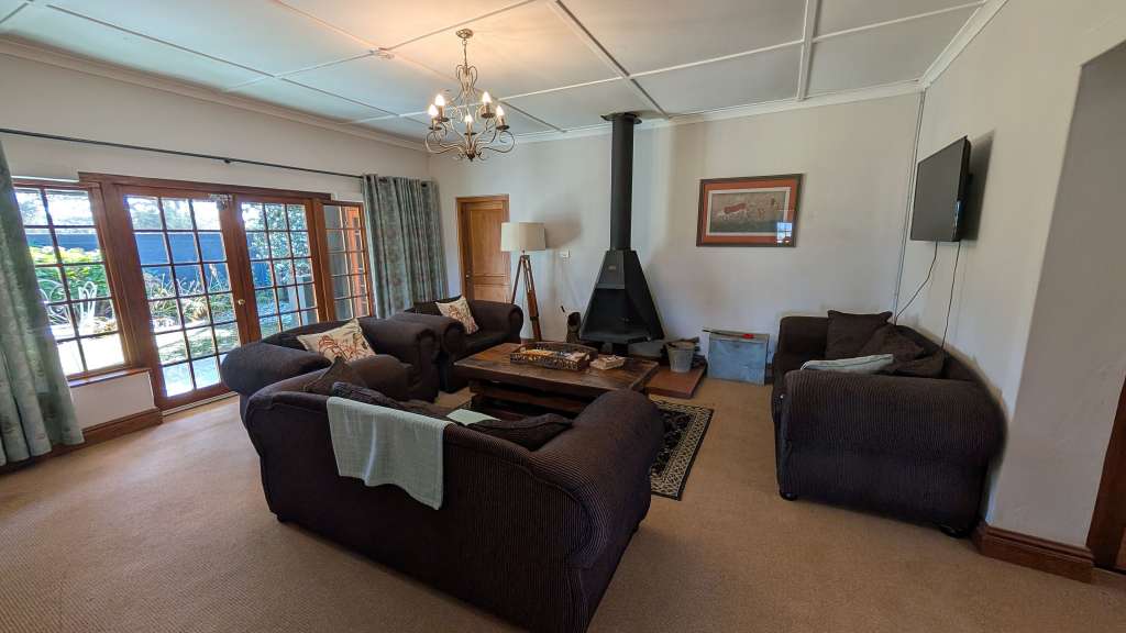 Ein Wohnzimmer mit vielen Möbeln und einem Kamin