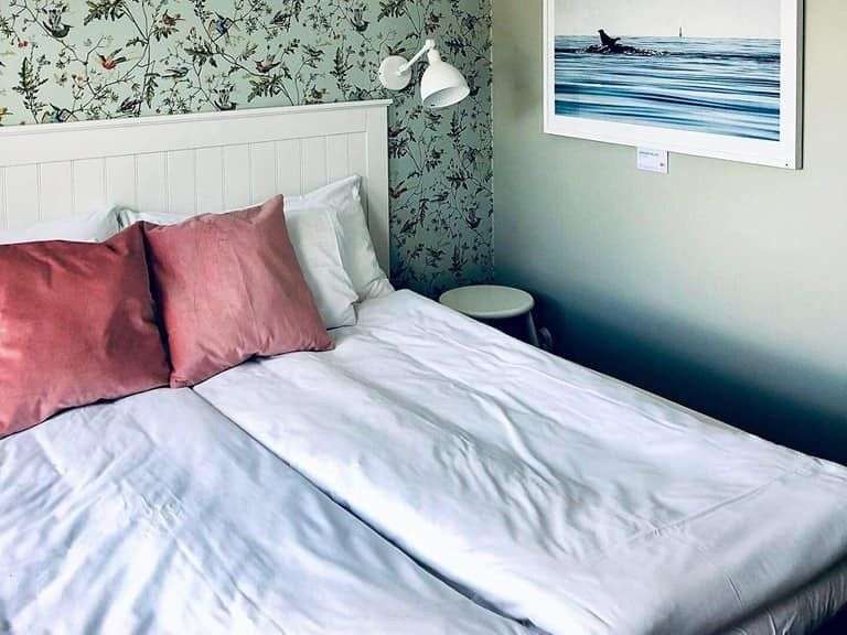 Ein Schlafzimmer mit einem Bett und einem Gemälde an der Wand