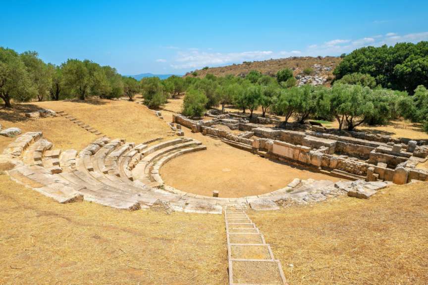 Ein altes antikes Theater in einem Feld mit Bäumen
