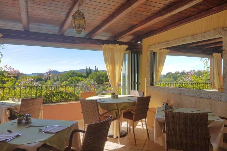 Tische und Stühle in einem Restaurant mit Blick auf die Berge