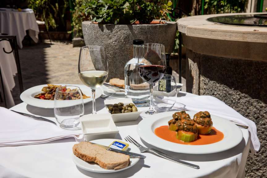 Ein tisch mit tellern mit speisen und gläsern wein