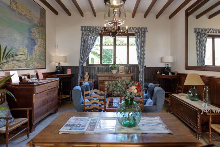 Ein Wohnzimmer mit vielen Möbeln und einem Tisch mit Zeitungen darauf