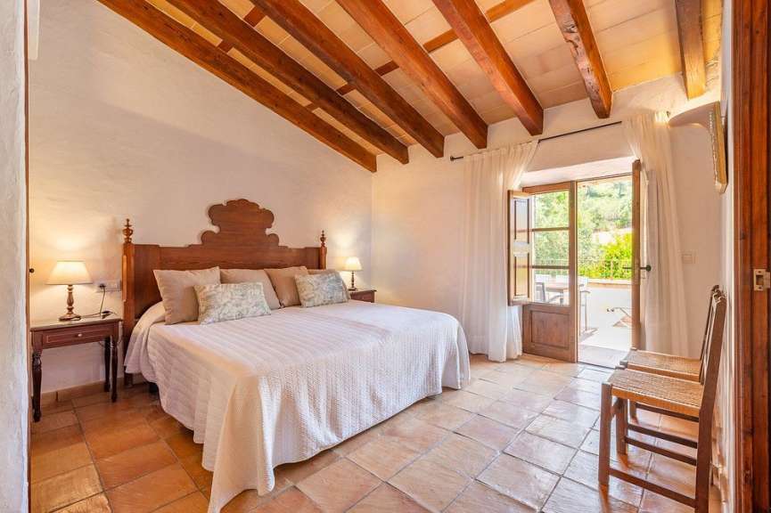 Ein Schlafzimmer mit einem Bett und einem Stuhl
