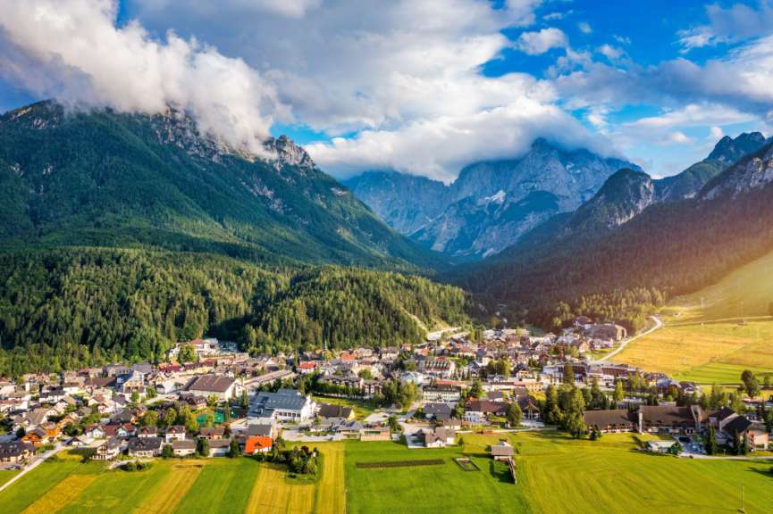 Ein kleines Dorf inmitten einer grünen Bergkette