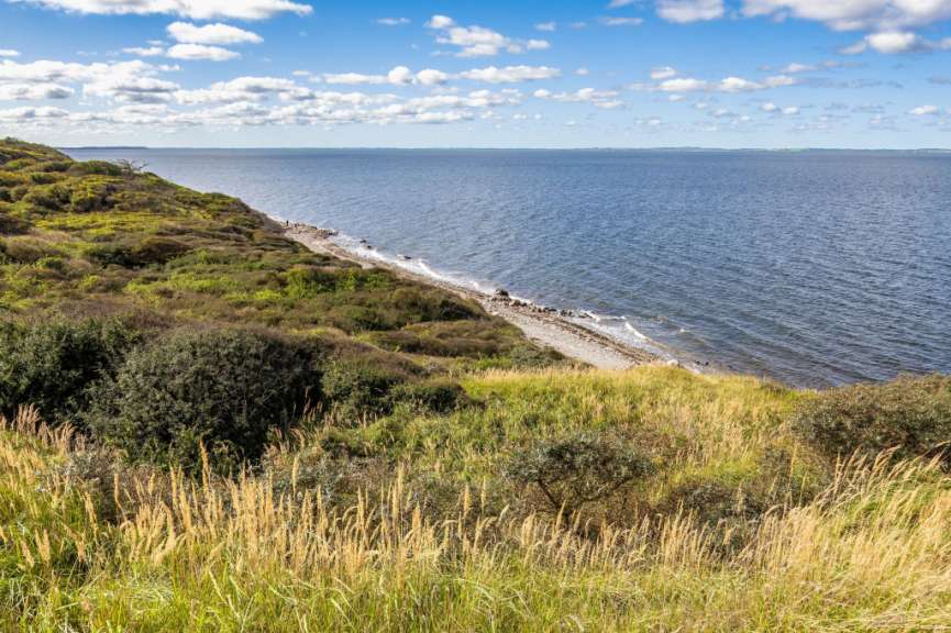 Eine Klippe mit Blick auf das Meer an einem sonnigen Tag