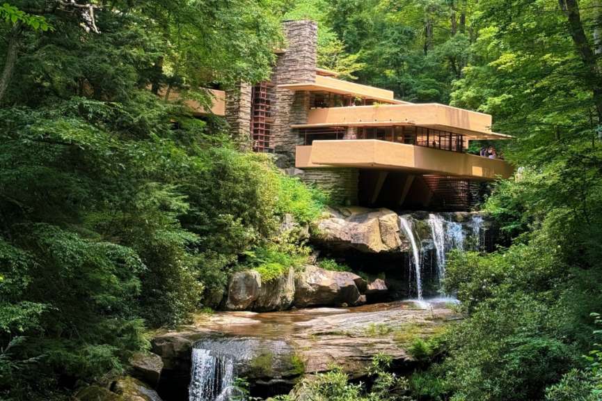 Das Bild zeigt das berühmte architektonische Werk Fallingwater, das von Frank Lloyd Wright entworfen wurde und in den USA liegt.