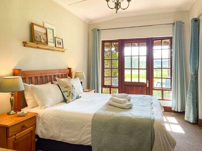 Ein Schlafzimmer mit einem Bett und einer Tür