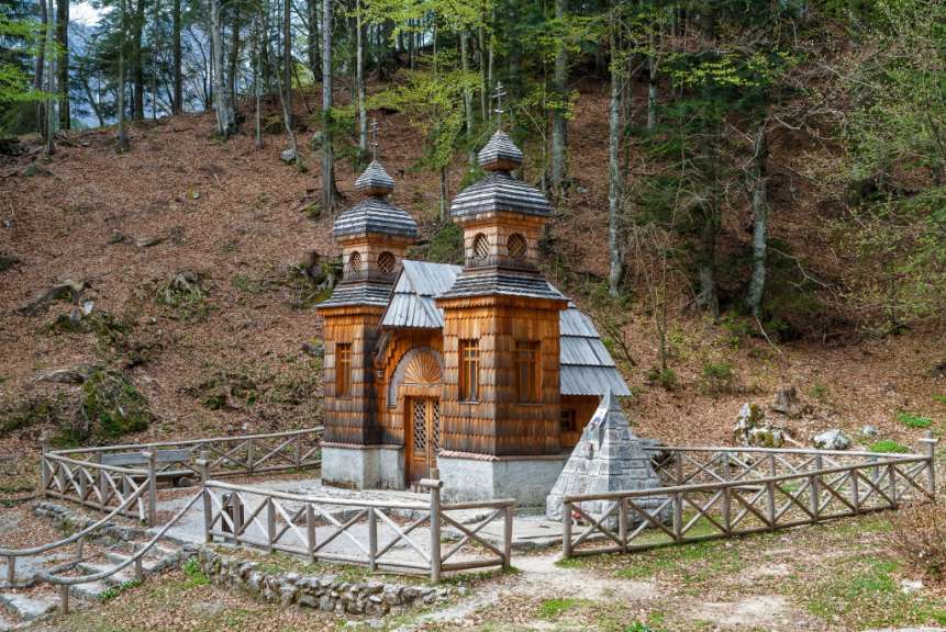 Eine kleine Holzkirche inmitten eines Waldes