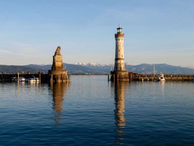 Ein Leuchtturm steht in der Mitte eines Sees