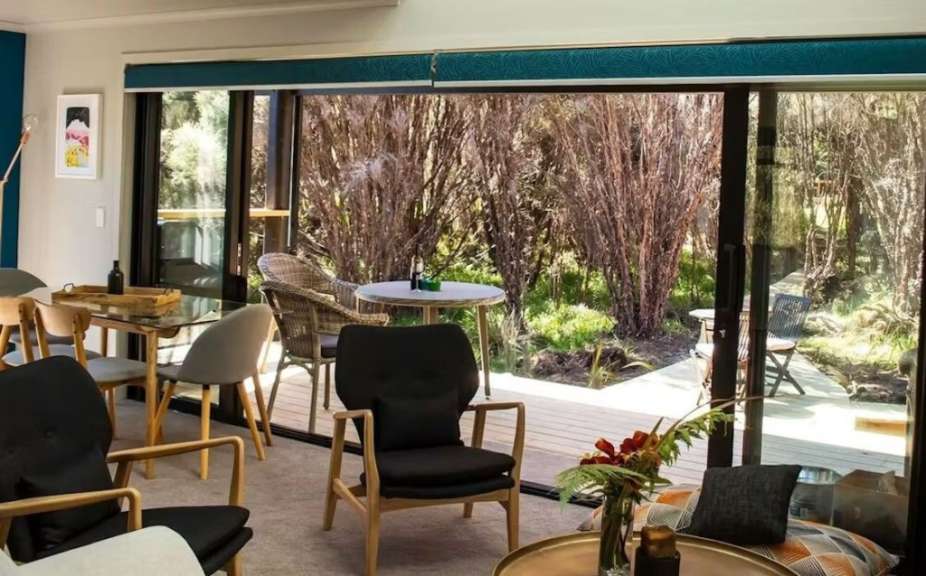 Ein Wohnzimmer mit vielen Stühlen und einem Tisch
