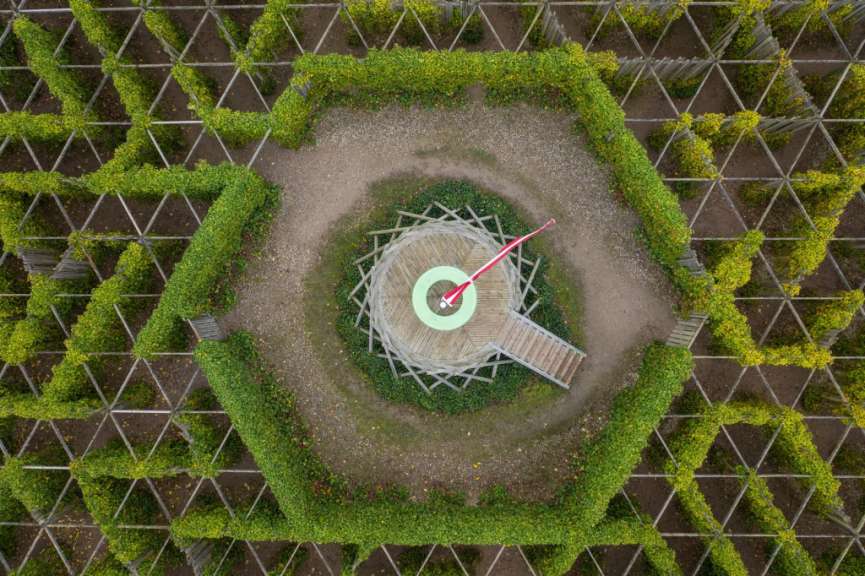 Ein Labyrinth mit einem Ziel in der Mitte