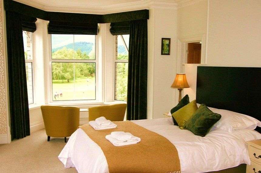 Ein Schlafzimmer mit einem Bett und zwei Stühlen
