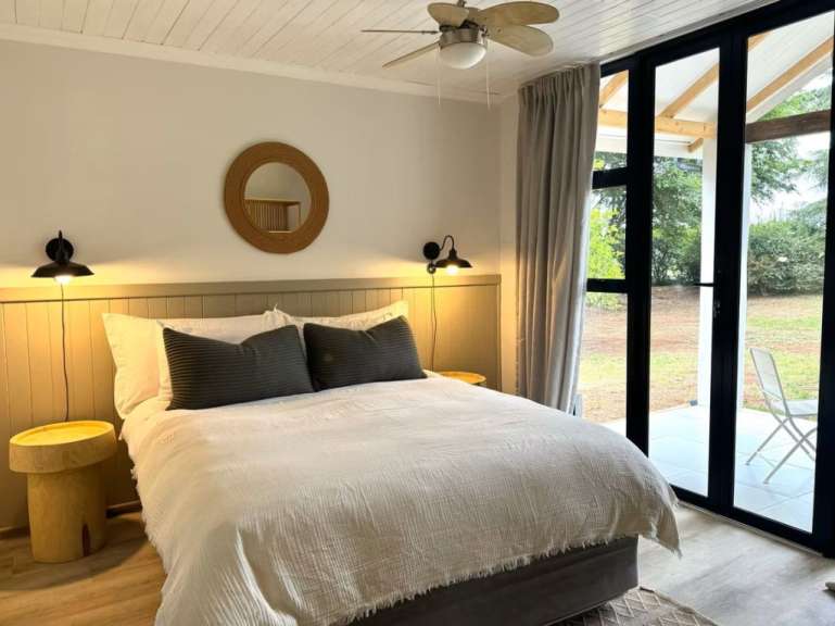 Ein Schlafzimmer mit einem Bett und einem Deckenventilator
