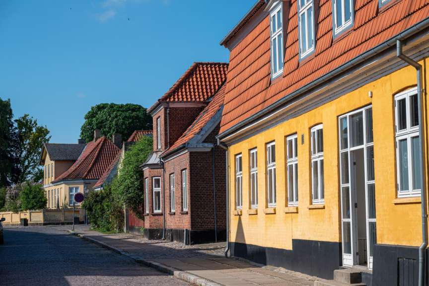 Eine Reihe von Häusern mit roten Dächern und gelben Fassaden
