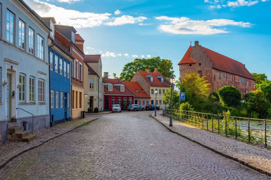 Eine gepflasterte Straße mit einem Parkplatz an der Seite