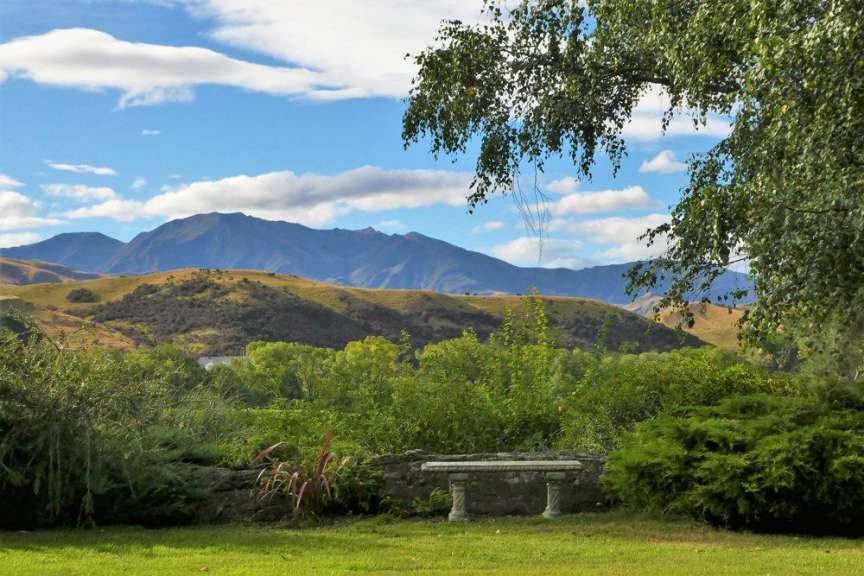 Eine Bank in einem Garten mit Blick auf die Berge