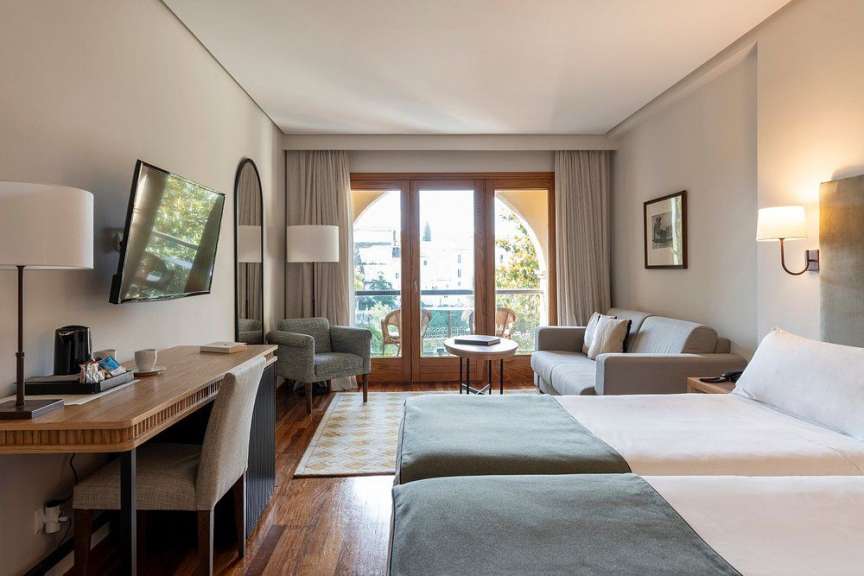 Ein Hotelzimmer mit zwei Betten und einem Fernseher