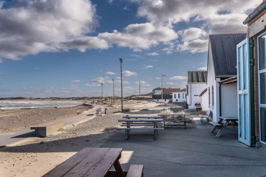 Ein Picknicktisch steht in der Nähe eines Strandes