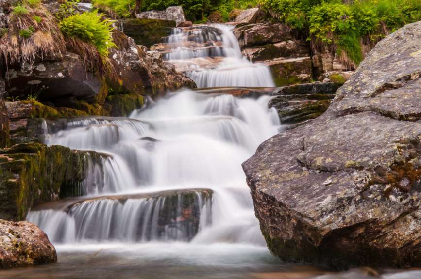 Ein Wasserfall, der zwischen zwei Felsen fließt