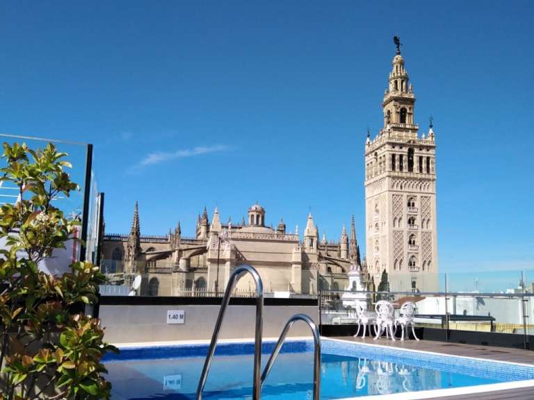 Ein Pool mit einem Turm im Hintergrund und einem Schild, das sagt 1,40 m