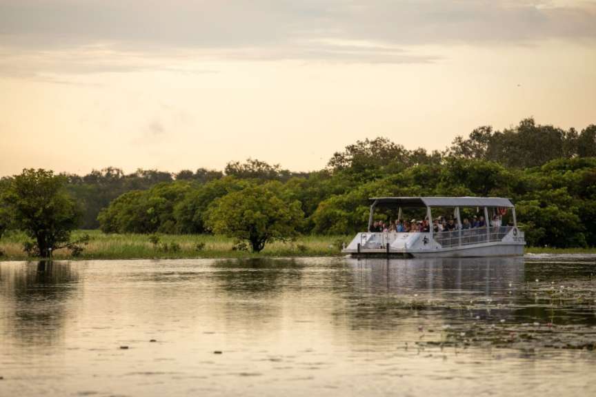 Ein weißes Boot fährt auf einem Fluss