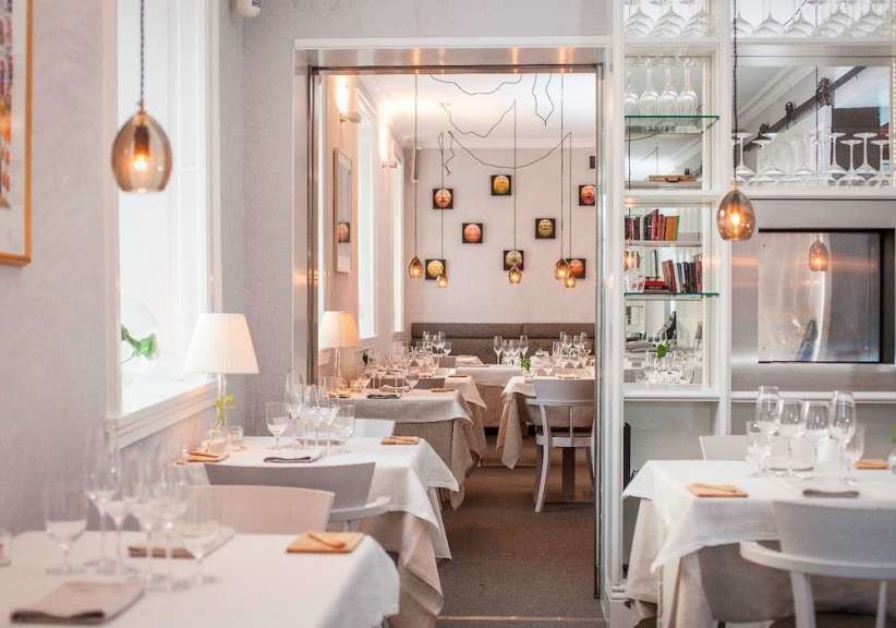 Ein Restaurant mit vielen Tischen und Gläsern