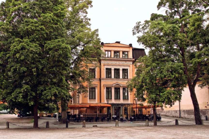 Ein großes Gebäude mit vielen Bäumen davor