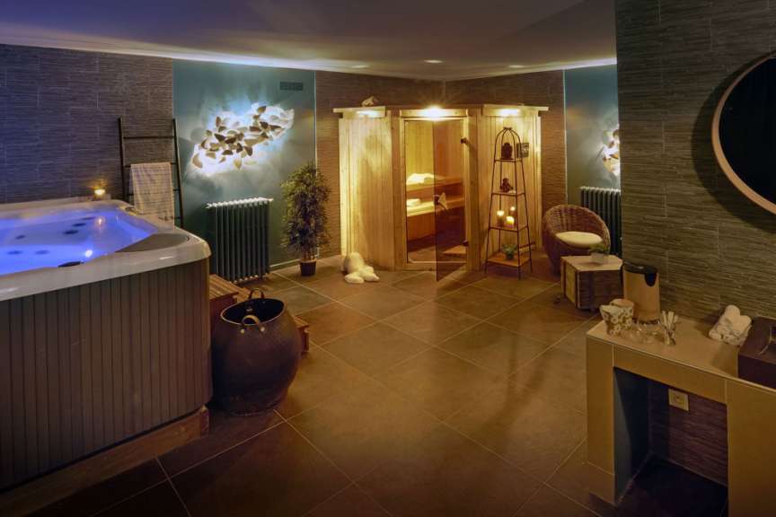 Ein Badezimmer mit einer Wanne und einer Sauna