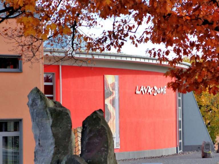 Ein rotes Gebäude mit der Aufschrift lava dome darauf
