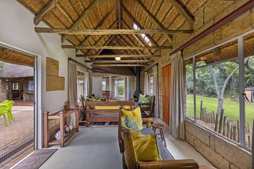 Ein Haus mit Strohdach und vielen Fenstern