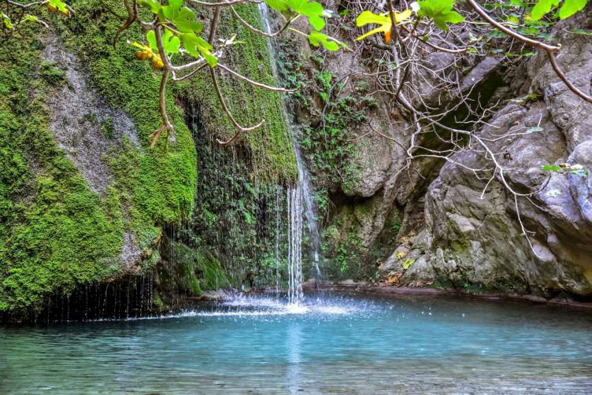 Ein Wasserfall fließt in einen kleinen Teich