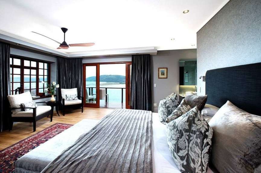 Ein luxuriöses Schlafzimmer mit Meerblick.