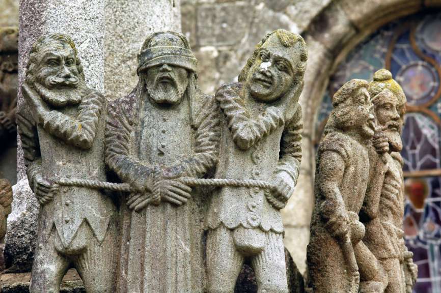 Eine Gruppe von Statuen steht nebeneinander