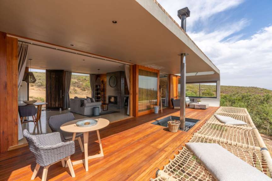 Ein Holzdeck mit einem Tisch und Stühlen darauf