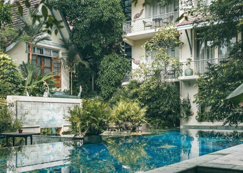 Ein großer Swimmingpool in der Nähe eines Hauses