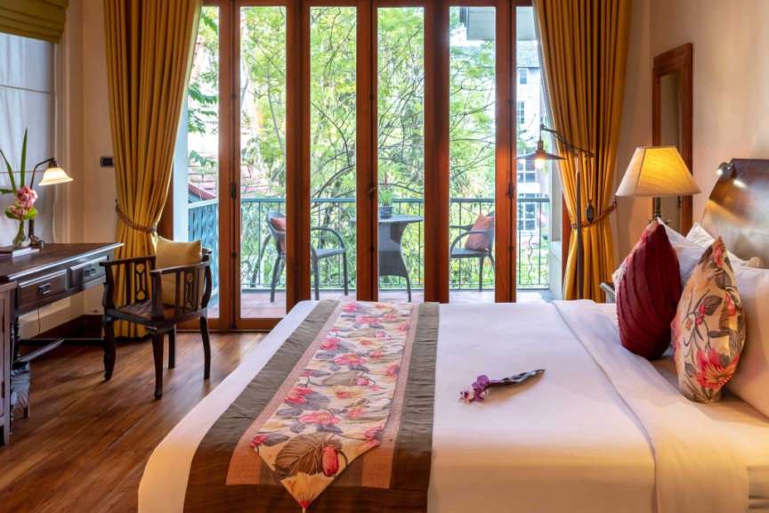 Ein Hotelzimmer mit einem Bett und einem Balkon