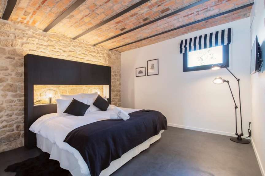 Ein Schlafzimmer mit einem Bett und einem Fernseher