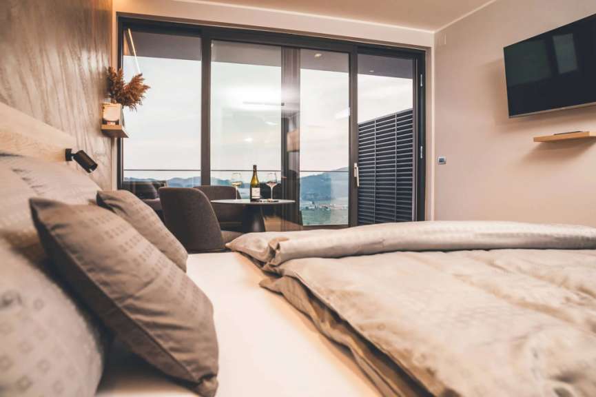 Ein Schlafzimmer mit einem Bett und einem Fernseher