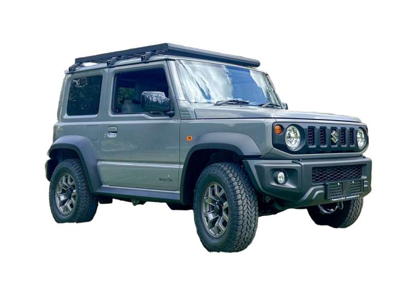 Ein grauer jeep steht auf weißem hintergrund