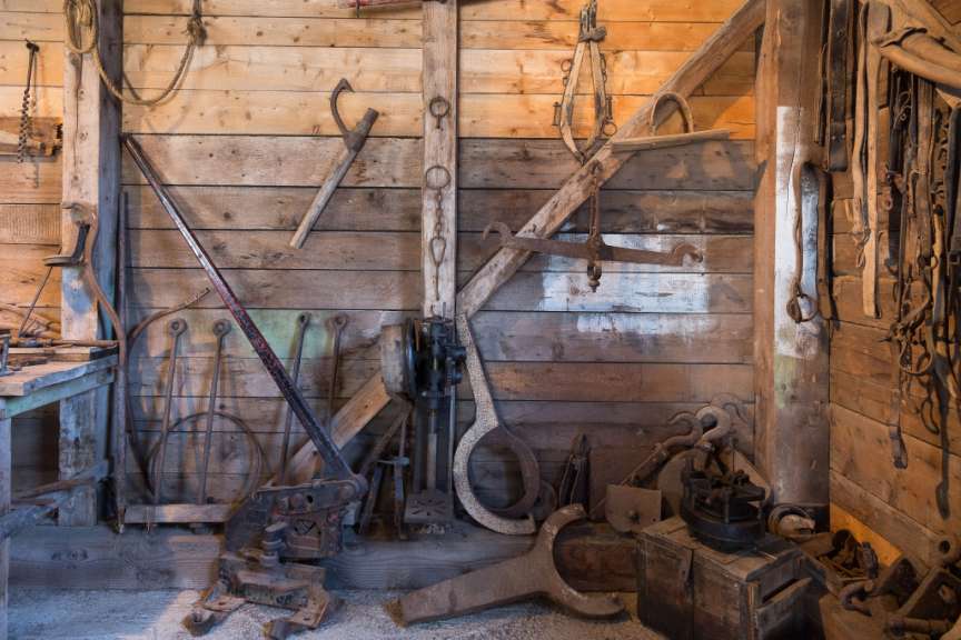 Eine Holzwand mit vielen Werkzeugen darauf