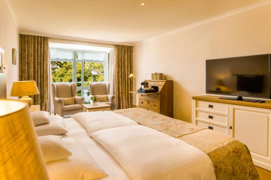 Ein Hotelzimmer mit einem Bett und einem Fernseher
